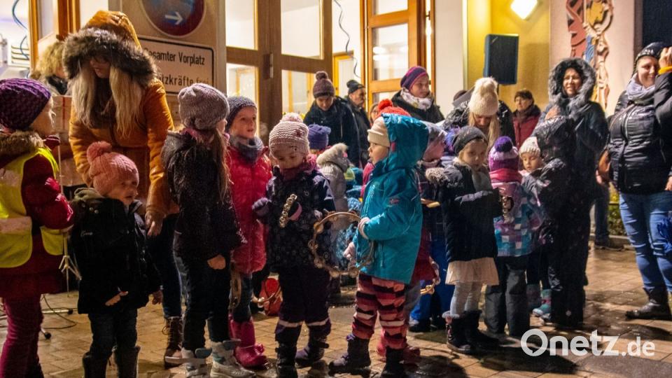 Die Kinder des Kindergarten St Anna bereiten sich vor den Nikolaus willkommen zu heißen Bild: chl