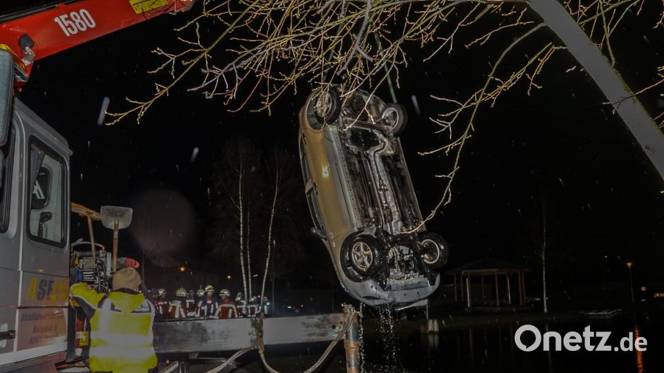 Aus noch ungeklärten Gründen landete am Freitagabend ein Auto im Eisweiher in Kemnath.Jugendliche reagierten schnell und zogen die Fahrerin aus dem Auto. Bild: rw