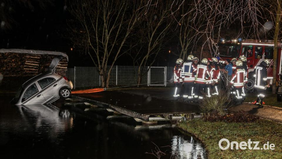 Aus noch ungeklärten Gründen landete am Freitagabend ein Auto im Eisweiher in Kemnath.Jugendliche reagierten schnell und zogen die Fahrerin aus dem Auto. Bild: rw