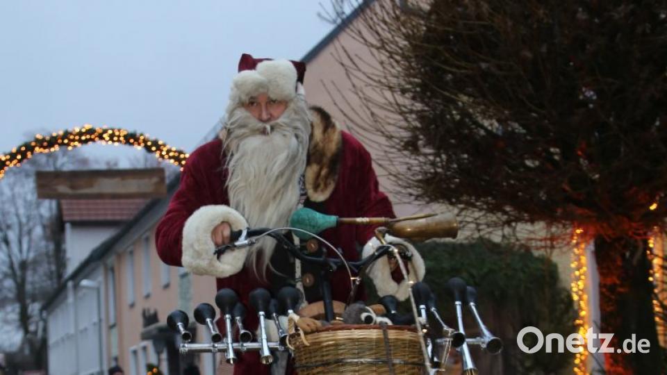Der Weihnachtsmann kommt mit dem Fahrrad Bild: rw