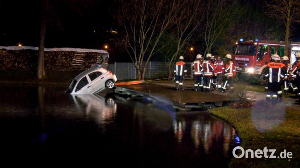 Aus noch ungeklärten Gründen landete am Freitagabend ein Auto im Eisweiher in Kemnath.Jugendliche reagierten schnell und zogen die Fahrerin aus dem Auto. Bild: rw