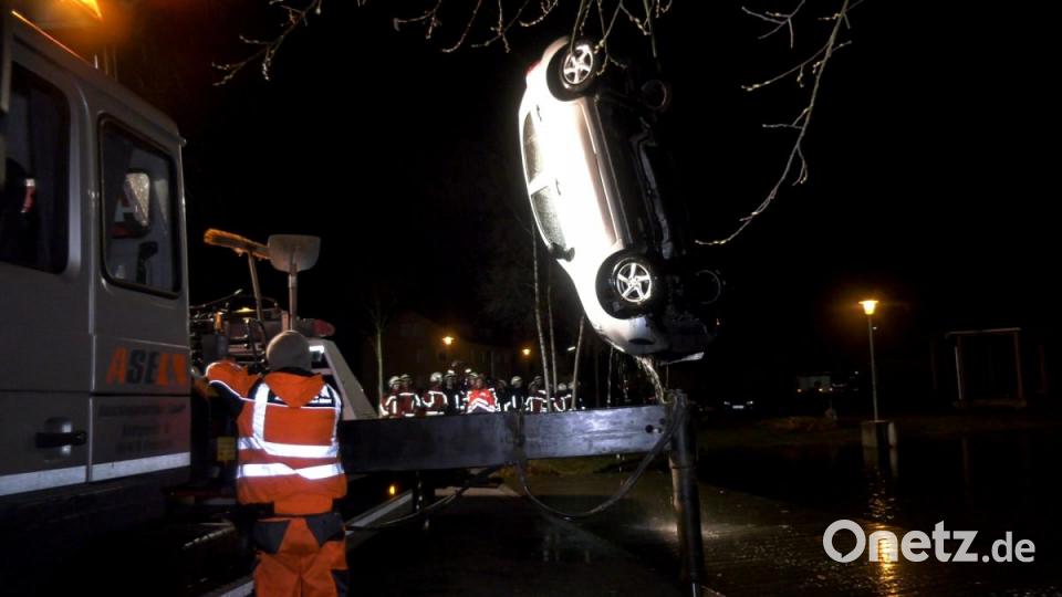 Aus noch ungeklärten Gründen landete am Freitagabend ein Auto im Eisweiher in Kemnath.Jugendliche reagierten schnell und zogen die Fahrerin aus dem Auto. Bild: rw
