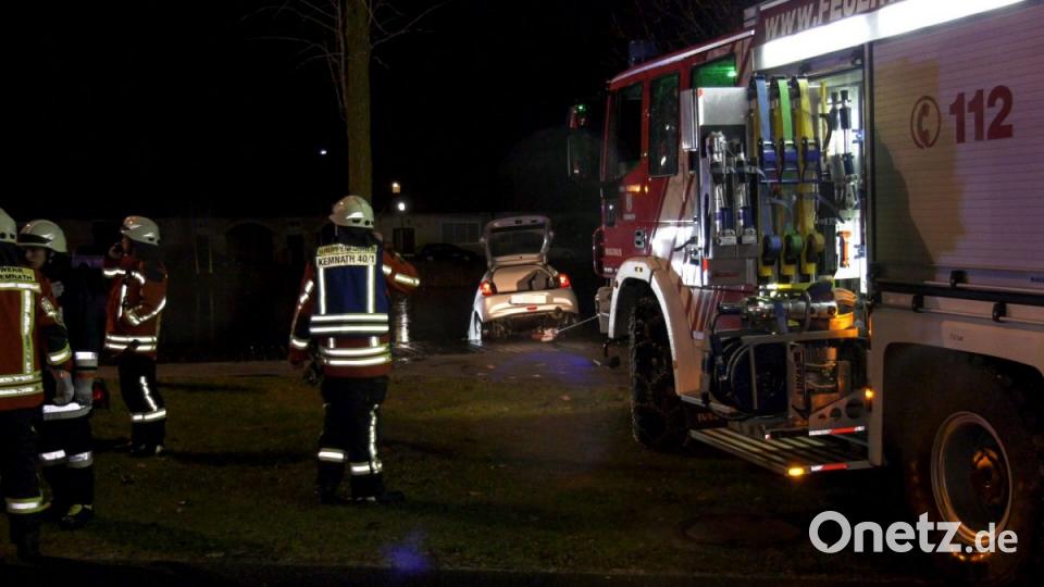 Aus noch ungeklärten Gründen landete am Freitagabend ein Auto im Eisweiher in Kemnath.Jugendliche reagierten schnell und zogen die Fahrerin aus dem Auto. Bild: rw