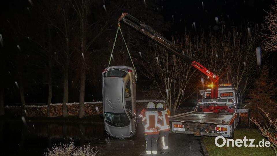 Aus noch ungeklärten Gründen landete am Freitagabend ein Auto im Eisweiher in Kemnath.Jugendliche reagierten schnell und zogen die Fahrerin aus dem Auto. Bild: rw
