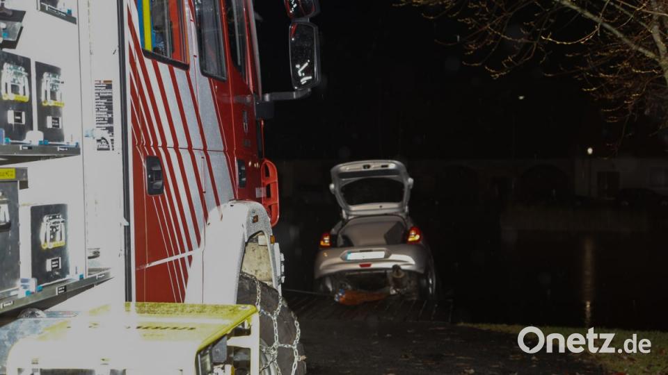 Aus noch ungeklärten Gründen landete am Freitagabend ein Auto im Eisweiher in Kemnath.Jugendliche reagierten schnell und zogen die Fahrerin aus dem Auto. Bild: rw