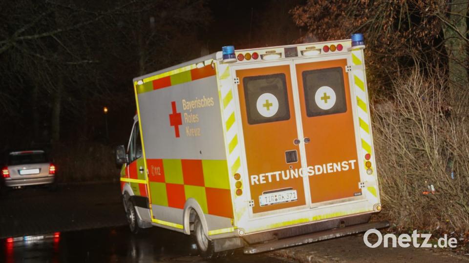 Aus noch ungeklärten Gründen landete am Freitagabend ein Auto im Eisweiher in Kemnath.Jugendliche reagierten schnell und zogen die Fahrerin aus dem Auto. Bild: rw