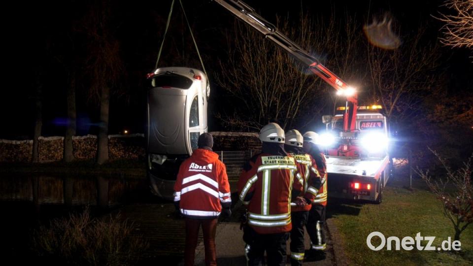 Aus noch ungeklärten Gründen landete am Freitagabend ein Auto im Eisweiher in Kemnath.Jugendliche reagierten schnell und zogen die Fahrerin aus dem Auto. Bild: rw