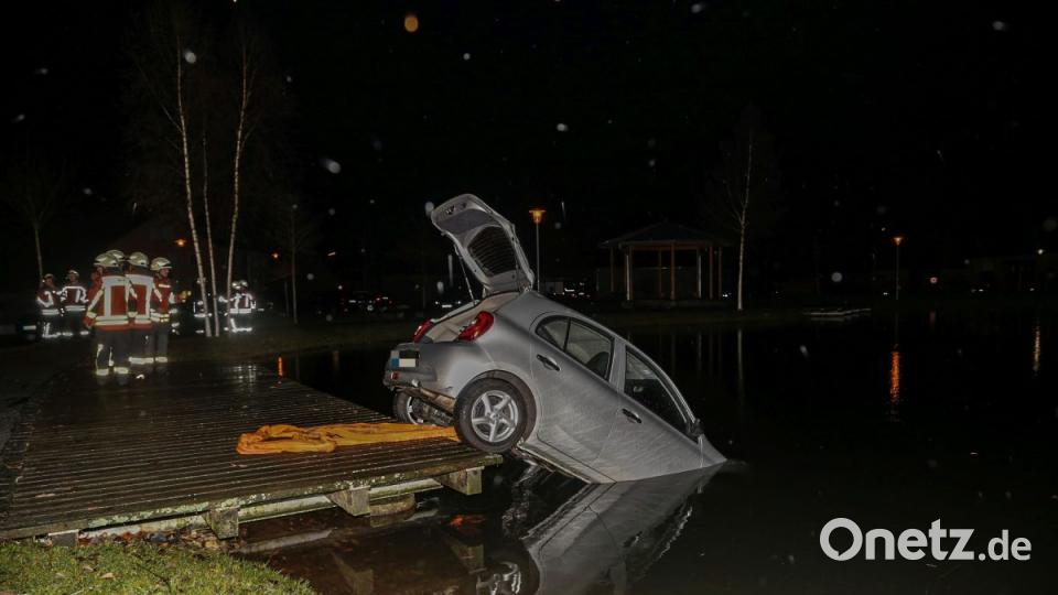 Aus noch ungeklärten Gründen landete am Freitagabend ein Auto im Eisweiher in Kemnath.Jugendliche reagierten schnell und zogen die Fahrerin aus dem Auto. Bild: rw