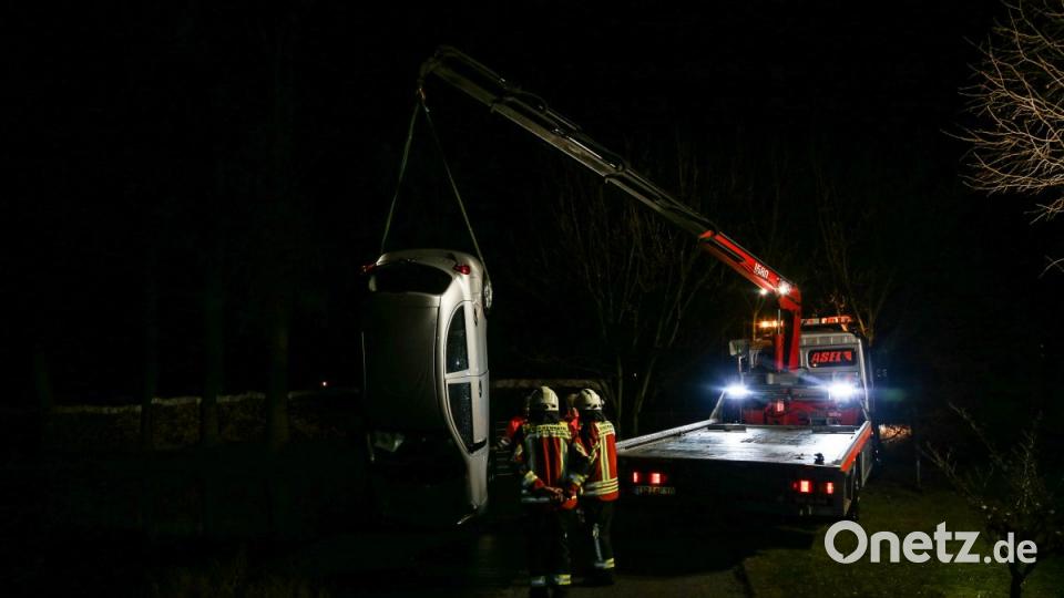 Aus noch ungeklärten Gründen landete am Freitagabend ein Auto im Eisweiher in Kemnath.Jugendliche reagierten schnell und zogen die Fahrerin aus dem Auto. Bild: rw