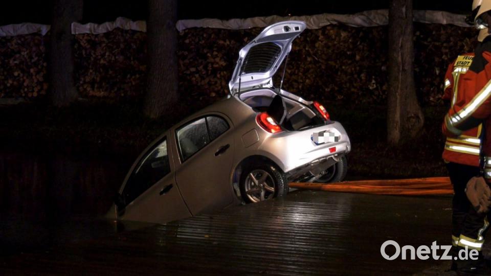 Aus noch ungeklärten Gründen landete am Freitagabend ein Auto im Eisweiher in Kemnath.Jugendliche reagierten schnell und zogen die Fahrerin aus dem Auto. Bild: rw