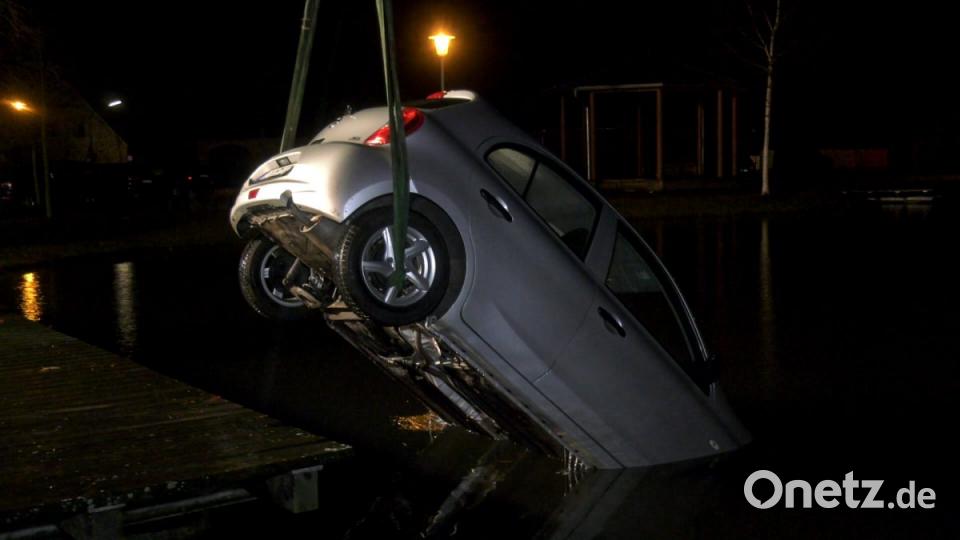 Aus noch ungeklärten Gründen landete am Freitagabend ein Auto im Eisweiher in Kemnath.Jugendliche reagierten schnell und zogen die Fahrerin aus dem Auto. Bild: rw