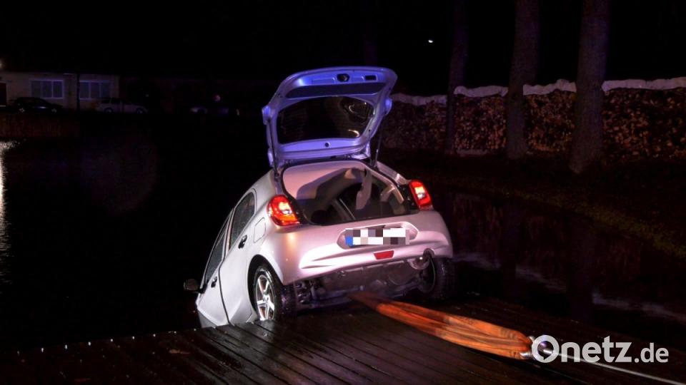 Aus noch ungeklärten Gründen landete am Freitagabend ein Auto im Eisweiher in Kemnath.Jugendliche reagierten schnell und zogen die Fahrerin aus dem Auto. Bild: rw