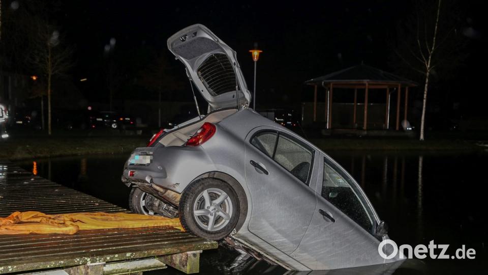 Aus noch ungeklärten Gründen landete am Freitagabend ein Auto im Eisweiher in Kemnath.Jugendliche reagierten schnell und zogen die Fahrerin aus dem Auto. Bild: rw