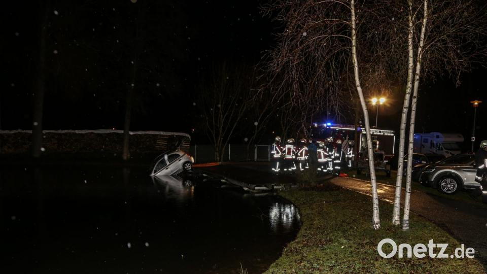 Aus noch ungeklärten Gründen landete am Freitagabend ein Auto im Eisweiher in Kemnath.Jugendliche reagierten schnell und zogen die Fahrerin aus dem Auto. Bild: rw