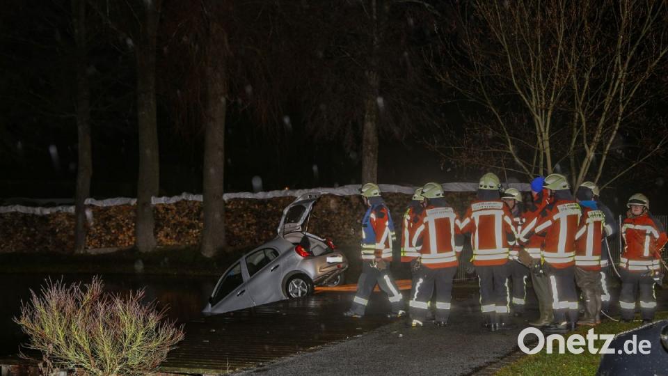Aus noch ungeklärten Gründen landete am Freitagabend ein Auto im Eisweiher in Kemnath.Jugendliche reagierten schnell und zogen die Fahrerin aus dem Auto. Bild: rw