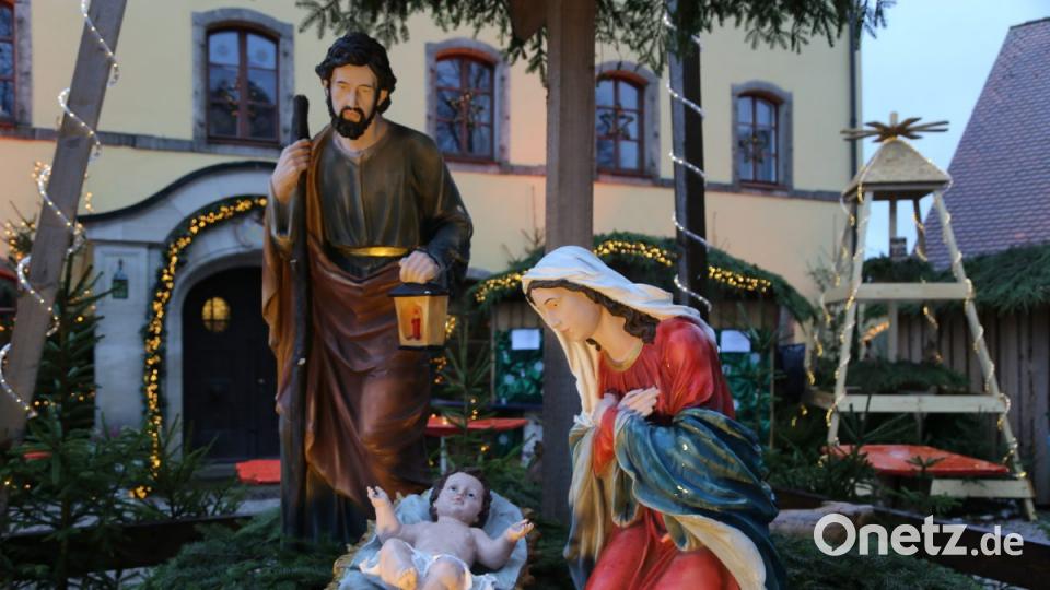 Maria und Josef wachen an der Krippe mit dem Christuskind. Bild: rw