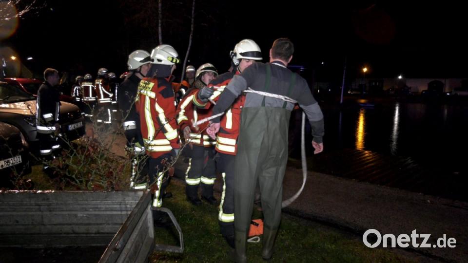 Aus noch ungeklärten Gründen landete am Freitagabend ein Auto im Eisweiher in Kemnath.Jugendliche reagierten schnell und zogen die Fahrerin aus dem Auto. Bild: rw