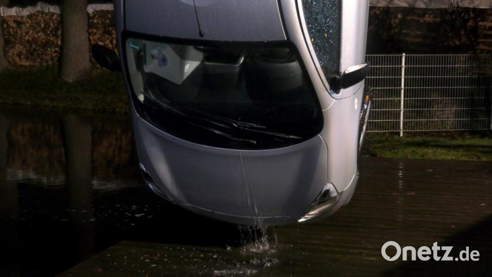 Aus noch ungeklärten Gründen landete am Freitagabend ein Auto im Eisweiher in Kemnath.Jugendliche reagierten schnell und zogen die Fahrerin aus dem Auto. Bild: rw
