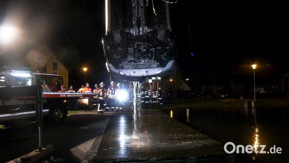Aus noch ungeklärten Gründen landete am Freitagabend ein Auto im Eisweiher in Kemnath.Jugendliche reagierten schnell und zogen die Fahrerin aus dem Auto. Bild: rw