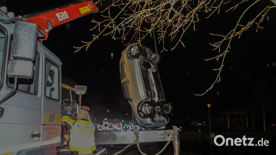 Aus noch ungeklärten Gründen landete am Freitagabend ein Auto im Eisweiher in Kemnath.Jugendliche reagierten schnell und zogen die Fahrerin aus dem Auto. Bild: rw