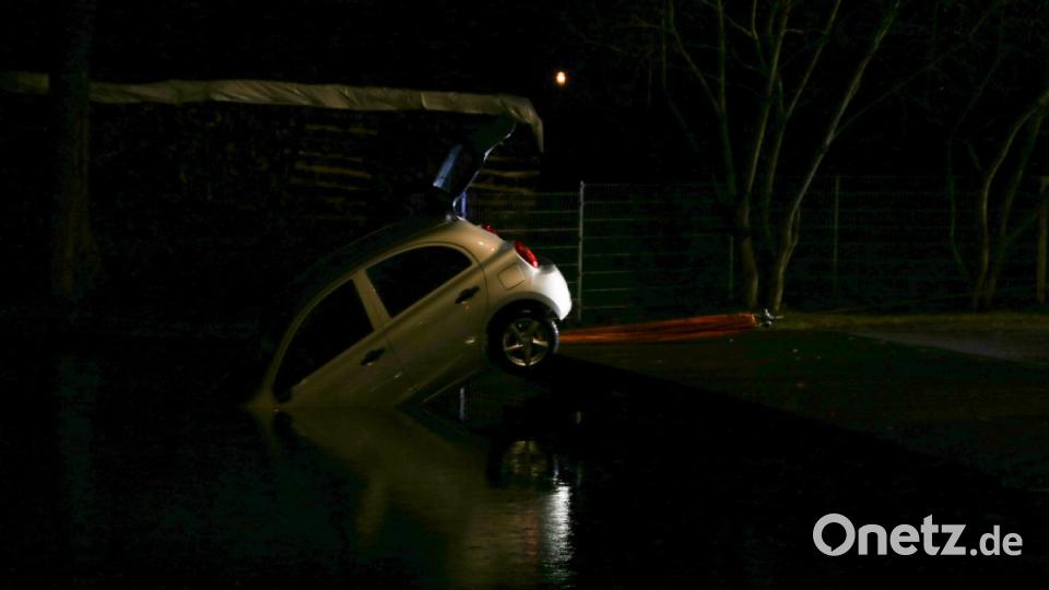 Aus noch ungeklärten Gründen landete am Freitagabend ein Auto im Eisweiher in Kemnath.Jugendliche reagierten schnell und zogen die Fahrerin aus dem Auto. Bild: rw