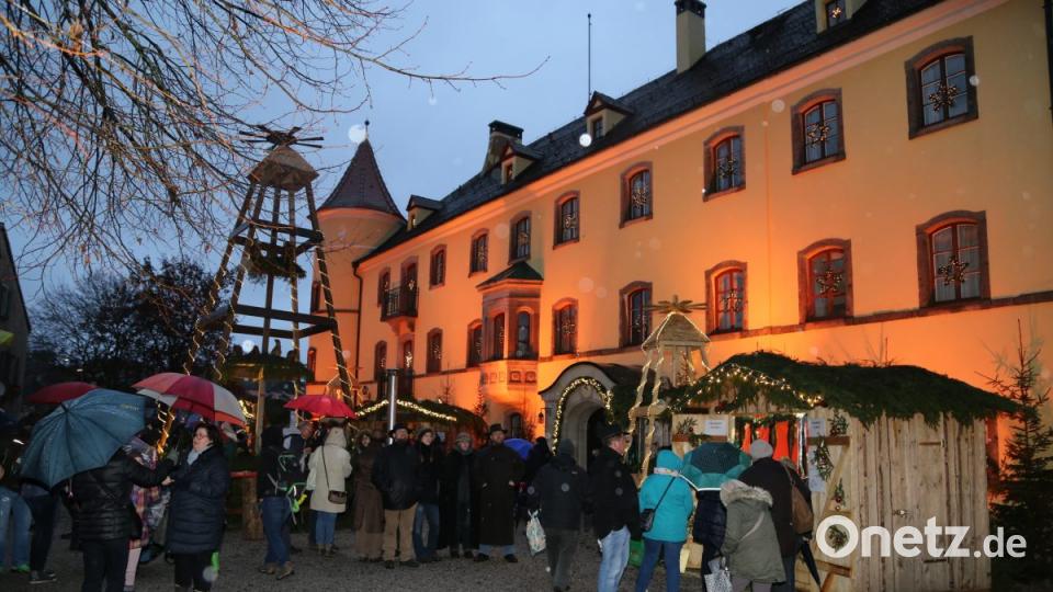 Tausende Lichter und dazu die illuminierte Fassade des Schloss sorgen für ein besonderes Ambiente. Ein Hingucker sind auch die beiden Weihnachtspyramiden. Bild: rw