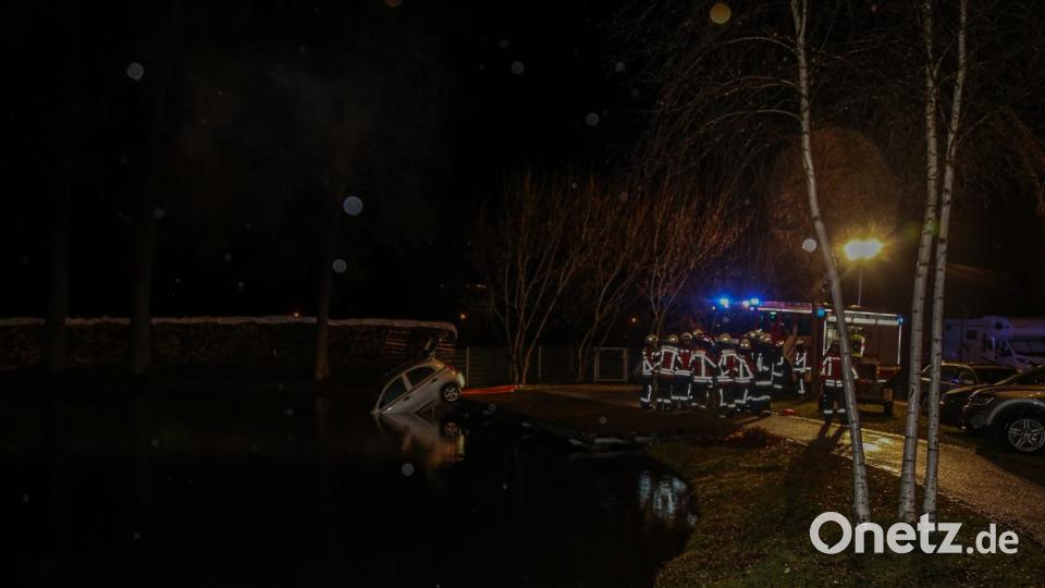 Aus noch ungeklärten Gründen landete am Freitagabend ein Auto im Eisweiher in Kemnath.Jugendliche reagierten schnell und zogen die Fahrerin aus dem Auto. Bild: rw