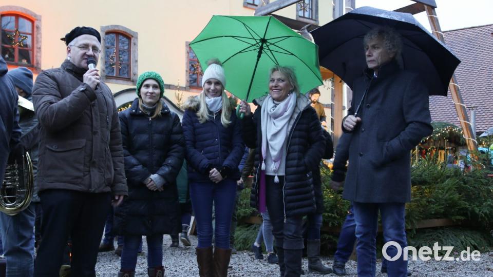 Zweiter Bürgermeister Johannes Reger, Katharina Freiin von Podewils, Alexandra Freiin von Podewils, Freifrau Eva von Podewils und Landrat Wolfgang Lippert nei der Eröffnung. Bild: rw