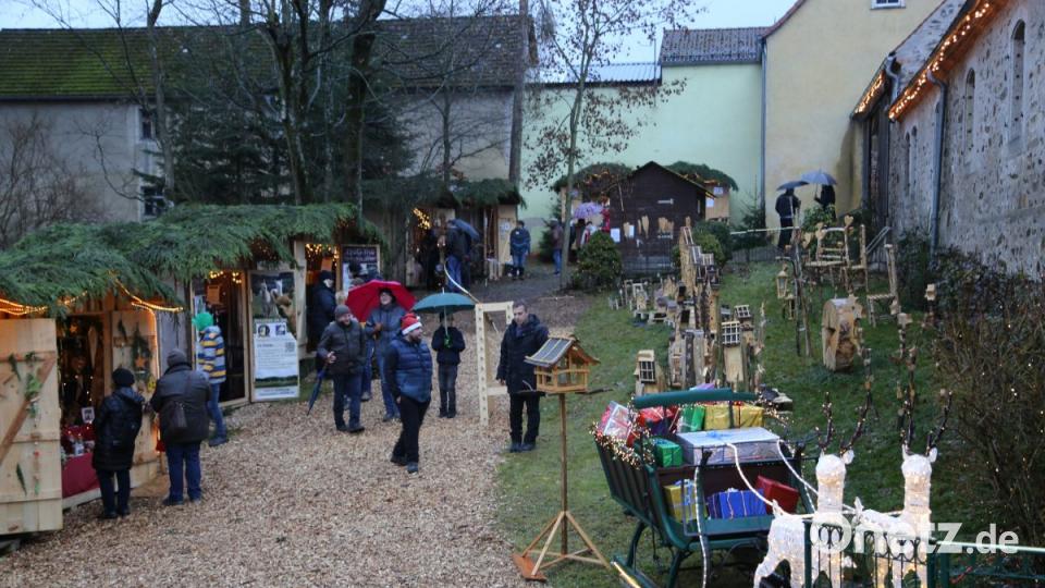 In rustikalen Holzhütten bieten Händler und Fieranten ihre Waren feil. Doch auch ein illuminiertes Rentiergespann zieht Blicke auf sich. Bild: rw