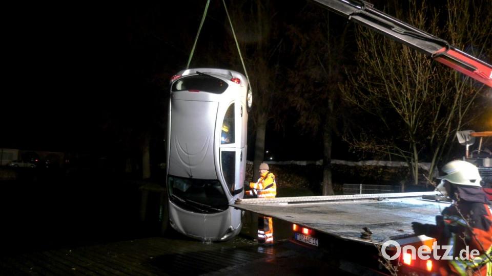 Aus noch ungeklärten Gründen landete am Freitagabend ein Auto im Eisweiher in Kemnath.Jugendliche reagierten schnell und zogen die Fahrerin aus dem Auto. Bild: rw