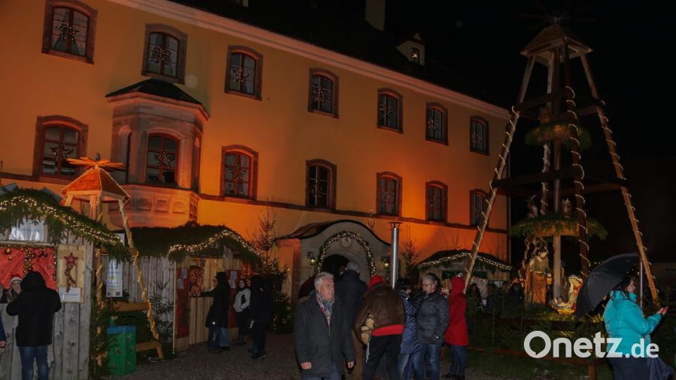 Tausende Lichter und dazu die illuminierte Fassade des Schloss sorgen für ein besonderes Ambiente. Ein Hingucker sind auch die beiden Weihnachtspyramiden. Bild: rw