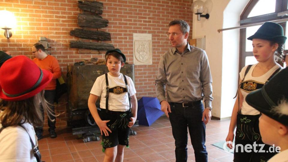 Jürgen Sperlich gibt den Kindern letzte Anweisungen für den nächsten Tanz: Das Bankerl. Bild: kmo