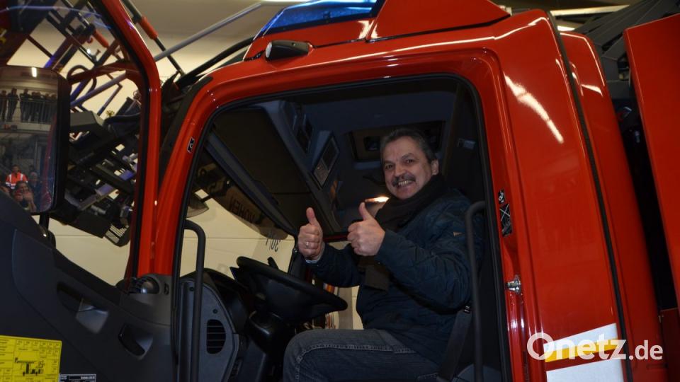 Daumen hoch für die Ankunft der neuen Drehleiter. Bürgermeister Andreas Wutzlhofer als oberster Dienstherr nimmt das neue Fahrzeug an der Stadtgrenze in Empfang. Bild: dob