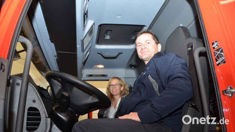 Carsten Schaller führt Katrin Süss die Technik im Führerhaus vor. Bild: dob