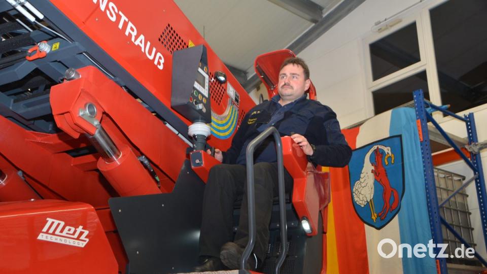 Ähnlich eines Pilotensitzes kann der Maschinist die Drehleiter bedienen. Bild: dob