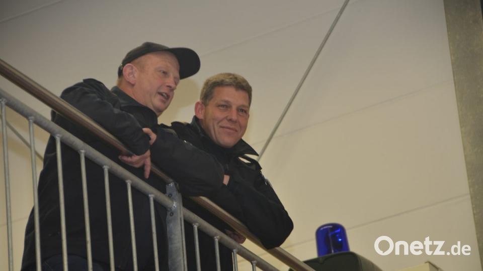 Kreisbrandinspektor Martin Weig (links) und Kreisbrandmeister Christian Demleitner (rechts) können nun in ihrem Zuständigkeitsbereich im Notfall auf das neueste Einsatzgerät vertrauen. Bild: dob