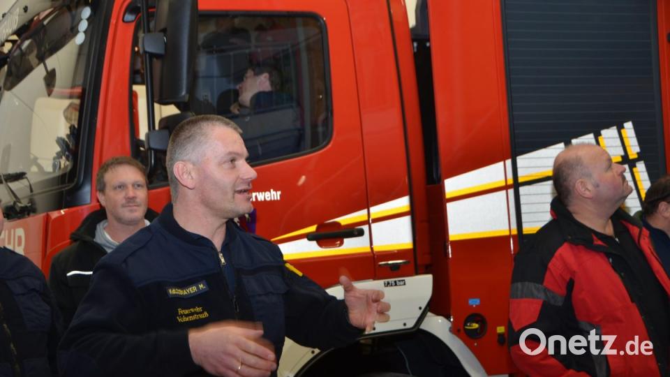 Dem Stadtkommandanten Mario Dobmayer steht die Freude über das neueste Gefährt ins Gesicht geschrieben. Wenngleich die vergangenen zwei Tage im Werk der Firma Rosenbauer sehr anstrengend waren. Bild: dob