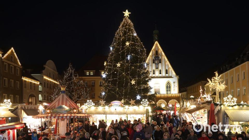 Der Christbaum auf dem Amberger Marktplatz ist heuer 14 Meter hoch. Bild: Wolfgang Steinbacher