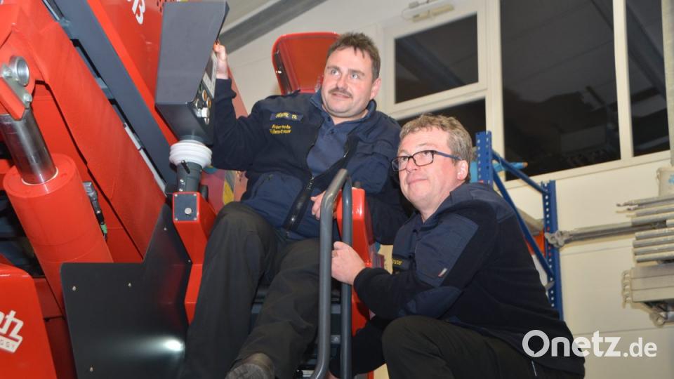 Ähnlich eines Pilotensitzes kann der Maschinist die Drehleiter bedienen. Thomas Beierl (links) und Peter Grosser (rechts) sind fasziniert. Bild: dob