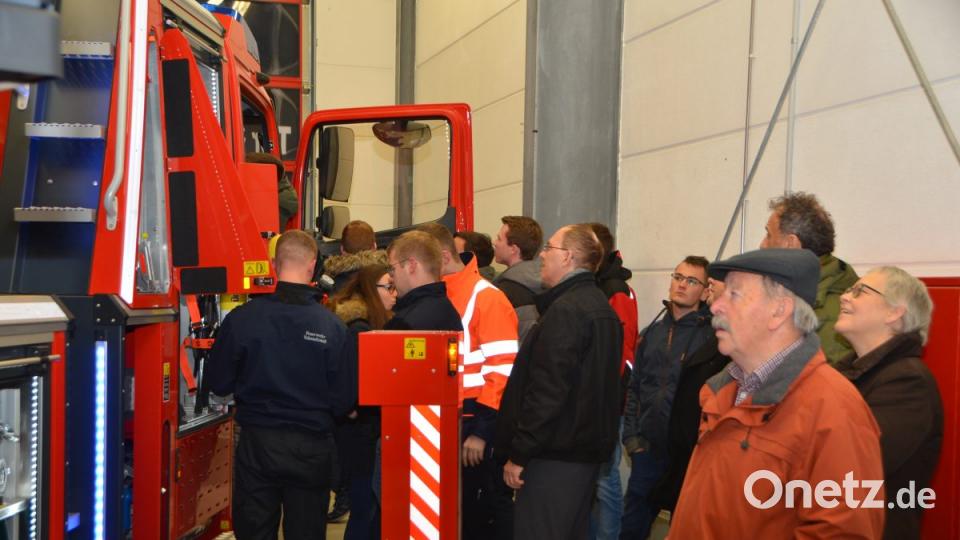 Auch die Senioren der Feuerwehr wie Herbert Wittmann interessierten sich für das neue Einsatzgerät. Bild: dob
