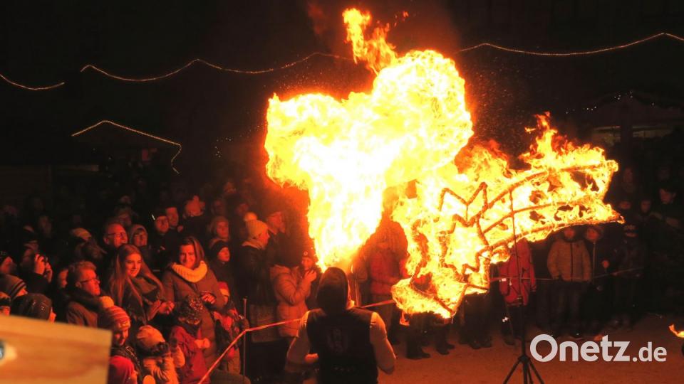 Der Feuerspucker entzündete den Weihnachtsstern. Bild: Hirsch