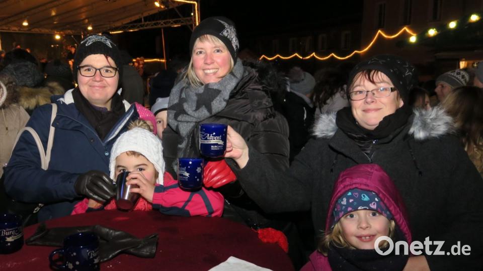 Der Glühwein wärmte bei den frostigen Temperaturen und hob die Stimmung. Bild: Hirsch
