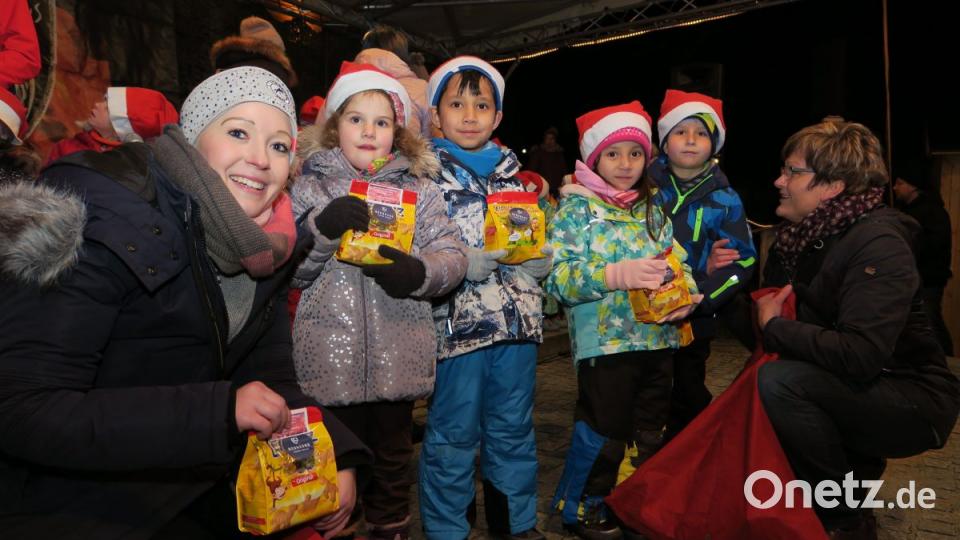 Ulrike Meixner (links) und Isolde Killermann (rechts) beschenkten die Kinder nach ihrem Auftritt. Bild: Hirsch