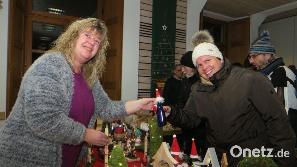 Adentliche Dekoration präsentierten Hobbykünstler im Gemeindesaal. Bild: Hirsch