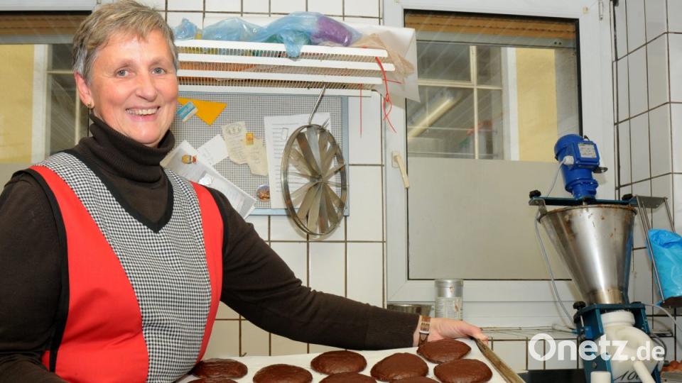 Andrea Birkl mit einem Blech fertig glasierter Elisenlebkuchen, die in ihrer Bäckerei in Handarbeit hergestellt werden. Bild: Stephan Huber