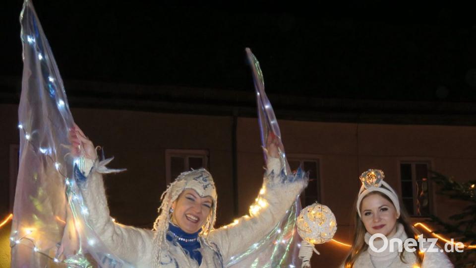 Eiskönigin und Eisprinzessin bereicherten mit ihrem Auftritt den Burg-Advent. Bild: Hirsch