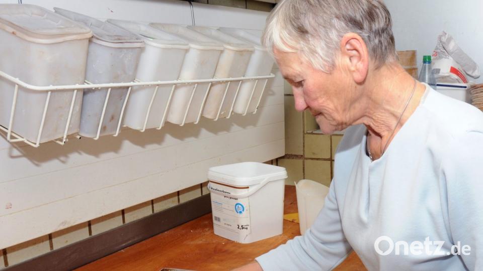 Roland Birkls Mutter Erika verziert die rohen Honiglebkuchen mit Belegkirschen, halbierten Mandeln und Hagelzucker. „In Honiglebkuchen muss mindestens 50 Prozent Honig drin sein“, sagt Bäckermeister Roland Birkl. Bild: Stephan Huber