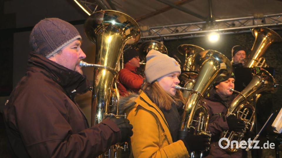 Mit adventlichen Klängen ließ die Stadtkapelle feierliche Stimmung aufkommen. Bild: Hirsch