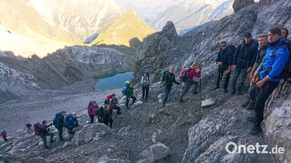 Über ein steiles Geröllfeld zieht sich am dritten Tag der Aufstieg von der Memminger Hütte auf dem Weg ins Inntal. Bild: exb