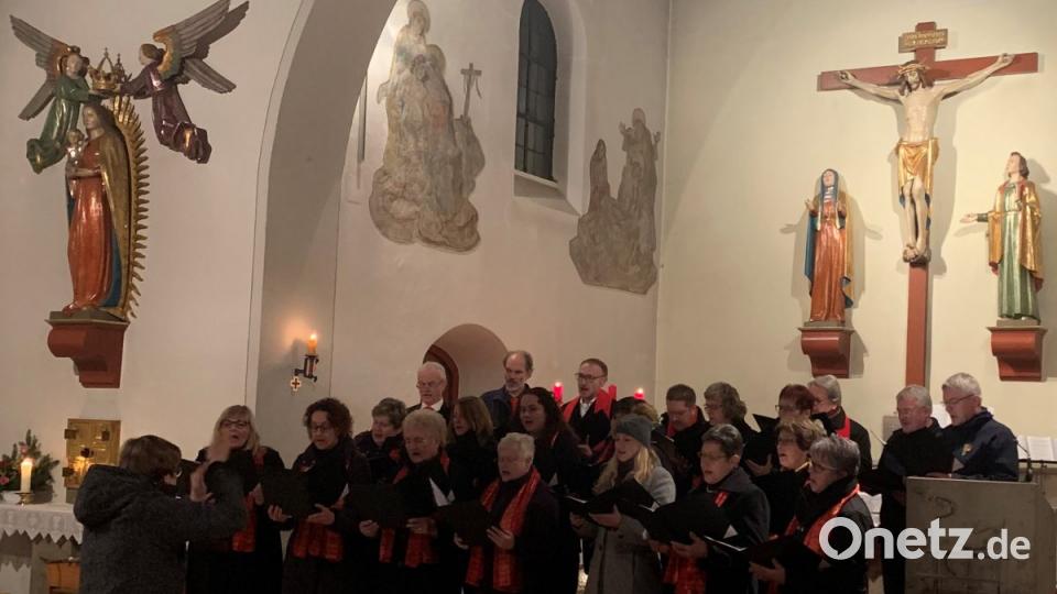 Gertraud Burkhardt dirigiert den evangelische Kirchenchor aus Wirbenz bei zwei Stücken. Bild: mez